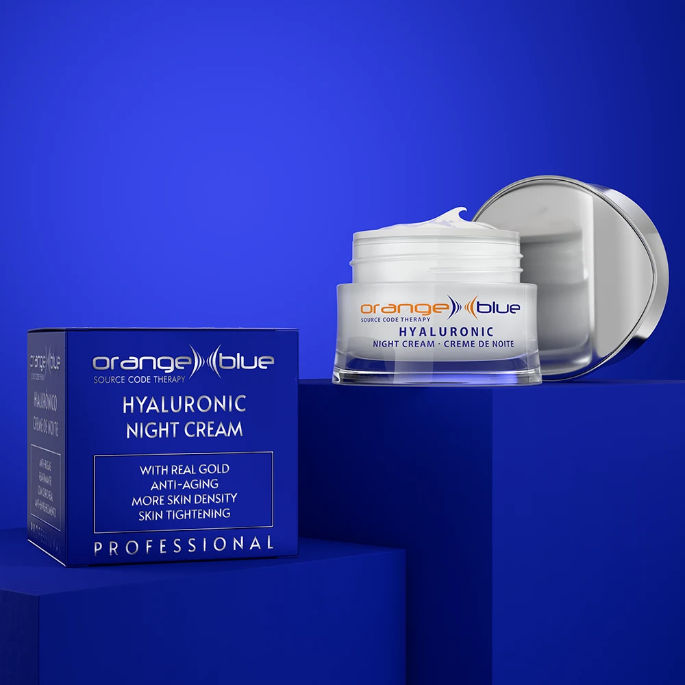 3D-Rendering der Hyaluron-Nachtcreme mit Verpackung in blauer Szene