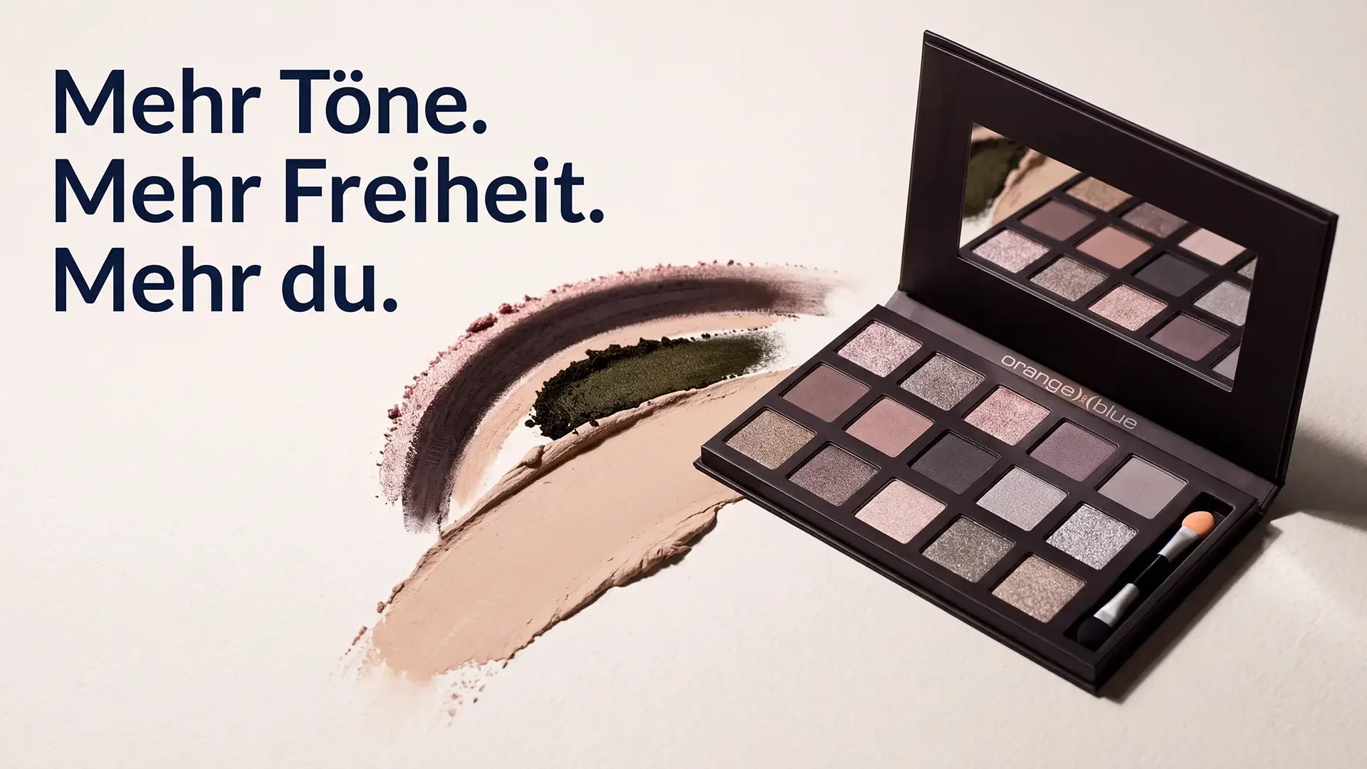 Kampagnenmotiv Lidschatten: Mehr Töne, mehr Freiheit — geöffnete Palette mit Farbwischen