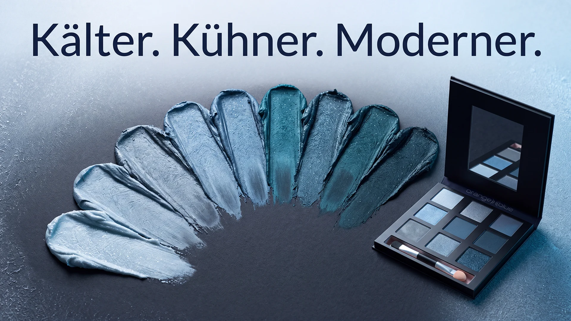 Kampagnenmotiv Lidschatten Smokey Eyes: Kälter, kühner, moderner — blaue Farbwische mit Palette