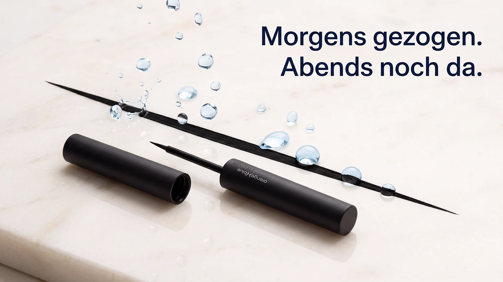 Kampagnenmotiv Eyeliner: Morgens gezogen, abends noch da — Strich mit Wassertropfen
